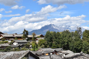 雪山下的古朴村落