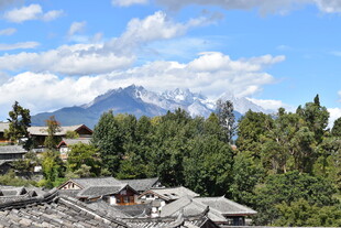 雪山下的古朴村落