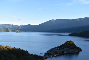 宁静湖景中的孤岩小岛