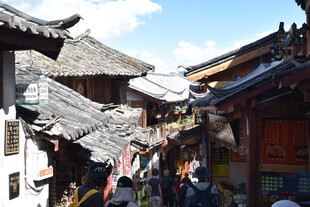 古街人潮 传统建筑风貌