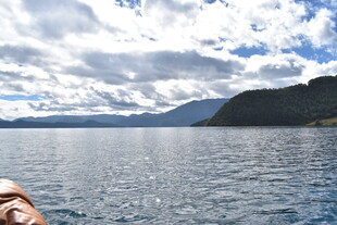 泛舟于波光粼粼的山水间
