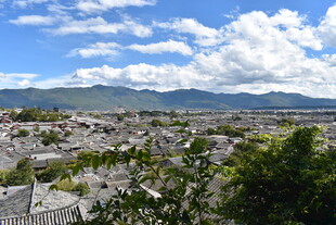 俯瞰山间城镇美景