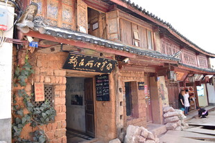 传统木质建筑街边小店