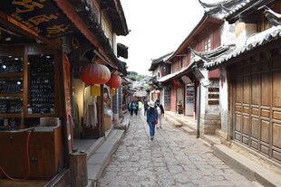 古街小巷中的行人漫步