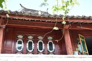 中式古建筑木质精美屋檐