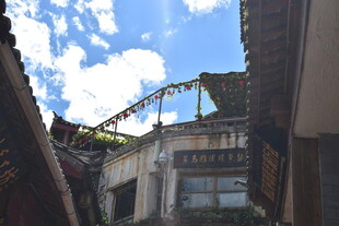 屋顶视角下的户外游乐设施