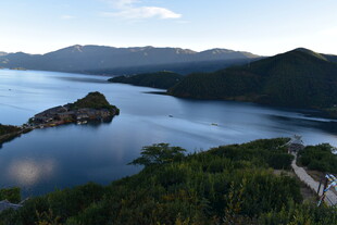 湖光山色中的静谧岛屿