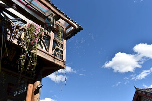 木质阳台与蓝天白云