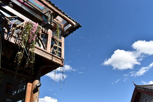 古建楼阁与蓝天白云