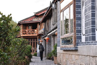 古巷人家 行人悠然漫步