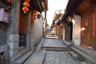 古巷灯笼映青砖黛瓦