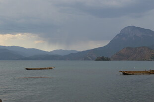 湖面上的小船与远山