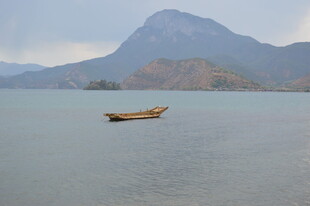 孤舟泛于山水间