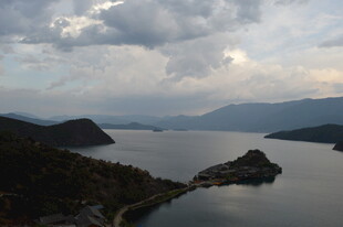 宁静山水间的湖光山色