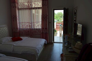 温馨卧室 窗外景色宜人