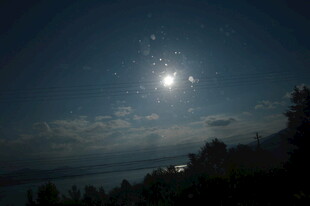 夜空明月与朦胧云彩