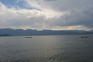 广阔水域上的船只与远山