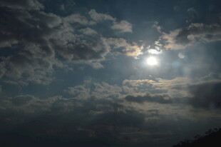 夕阳穿透云层的美丽景象