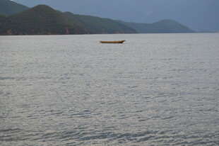 孤舟泛于宁静山水间