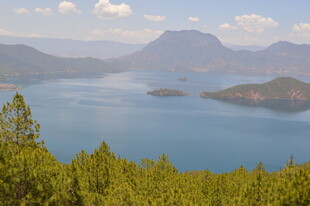 美丽湖畔青山环绕风景