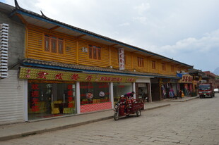 古朴街边的特色木质建筑