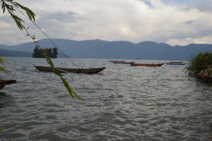 湖畔小船静泊于山水间
