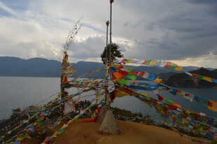 湖畔经幡 尽显藏地风情