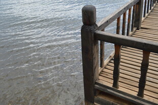 海边木质栈道栏杆景观