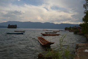 湖畔小船静泊于山水间