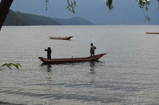 湖上双人泛舟景