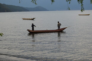 湖上扁舟双人悠然垂钓