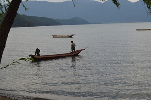 湖上轻舟 悠然二人行