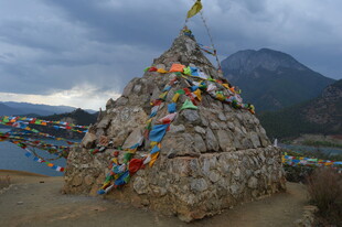 藏区玛尼堆 经幡飘扬祈福
