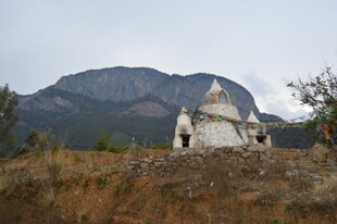 山间遗落的古老白色建筑