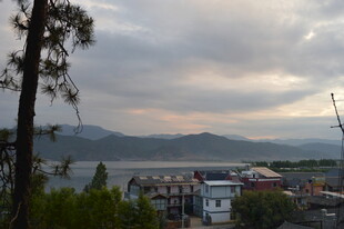 湖畔城镇风光 云绕远山