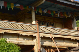 传统木质吊脚楼外观