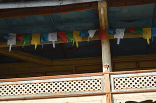 藏式建筑屋檐下的经幡