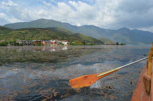 泛舟湖上赏山水美景