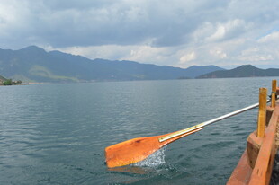 湖畔泛舟 桨动碧波