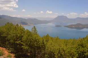 山林环绕的静谧蓝色湖泊