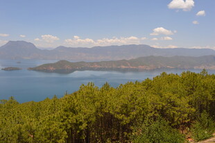 青山环抱的蓝色湖泊美景