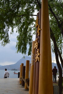 湖边木质景观柱