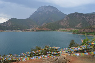 湖畔美景 远山经幡相映成趣