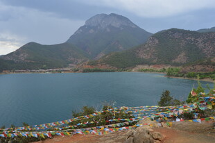 湖畔山色美景 经幡飘扬