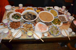 丰盛中式菜肴摆满一桌