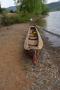 岸边停泊的古朴小木船