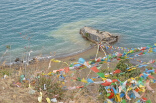 湖畔五彩经幡装点美景