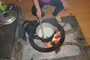 传统炉灶手工烹饪场景