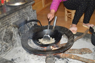 传统炉灶烹饪场景