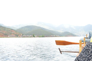 湖畔木舟伴远山美景